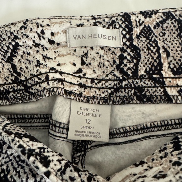 Stretchy “jean style” leggings - Picture 2 of 4